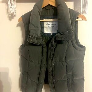 Medium puffer vest no stains or tears, like new condition medium.